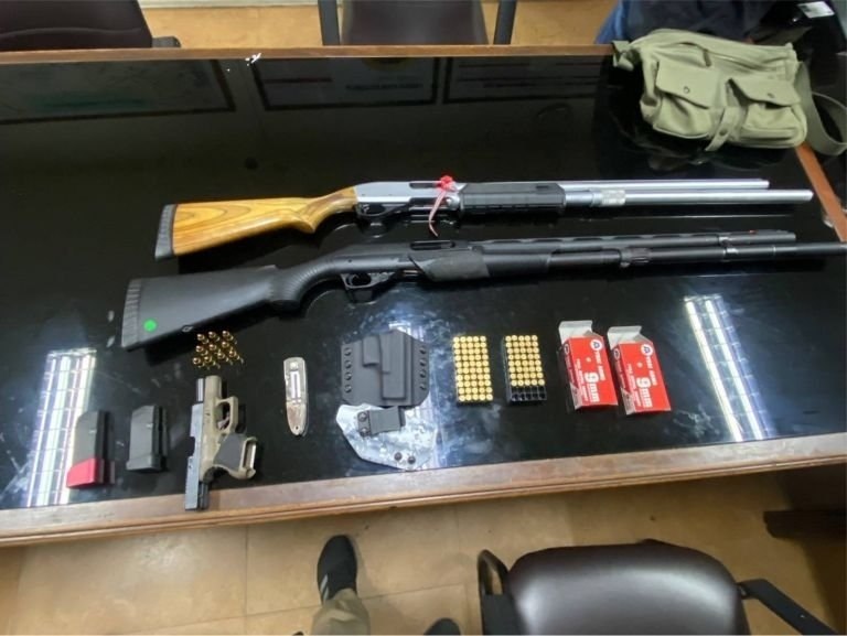 Betrunkener Van-Fahrer in Bangkok mit Waffenarsenal-Ladung verhaftet