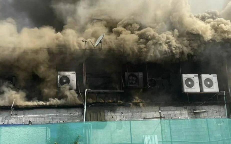 Feuerwehrleute in bangkok bekaempfen brandausbruch in einem unterhaltungszentrum in der soi ladprao