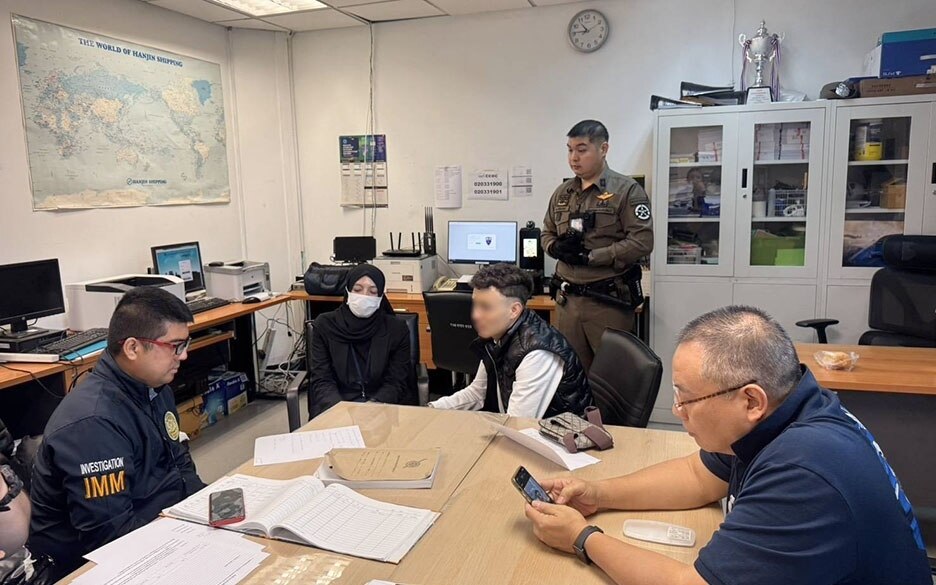 Zwei Ausländer  mit gefälschten Pässen am Suvarnabhumi Flughafen in Bangkok festgenommen