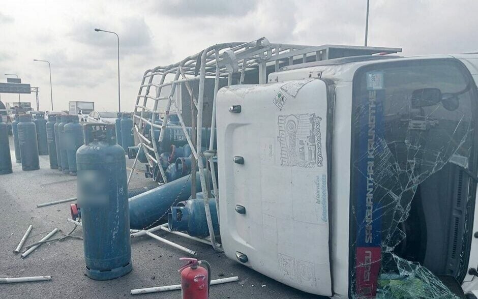 Umgestuerzter gas lkw verstreut gasflaschen auf dem kanchanaphisek expressway