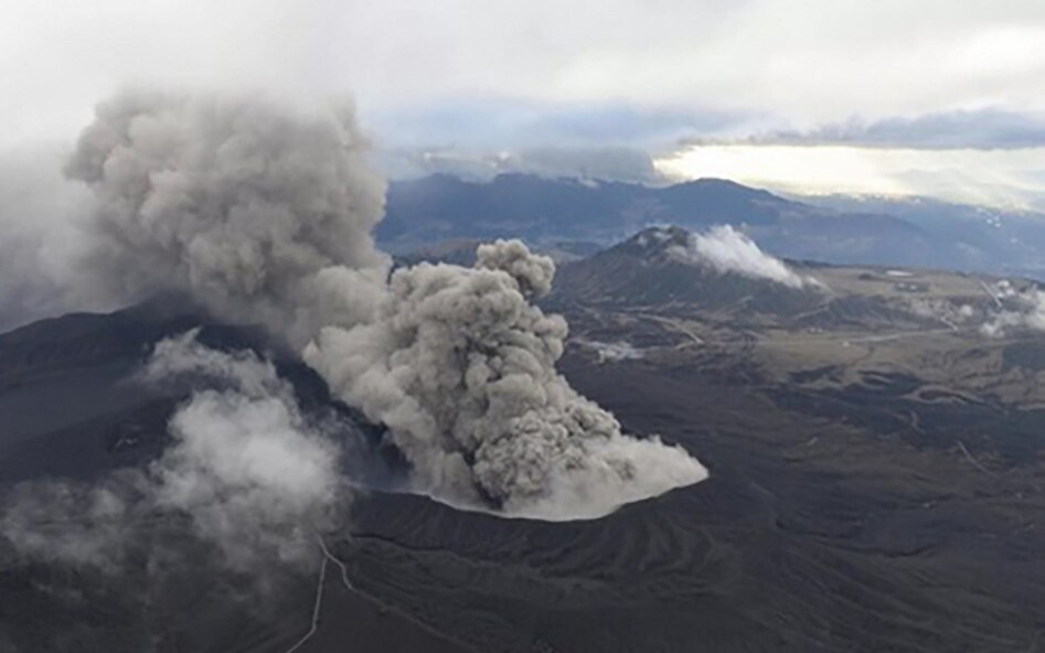 Japan erhoeht nach dem ausbruch des otake auf der insel suwanose die warnstufe fuer vulkanische