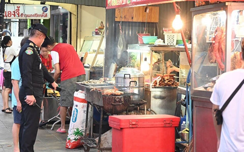 Bangkoks strassenverkaeufer jetzt geht es auch den aermsten ans geld moegliche verarmung in sicht