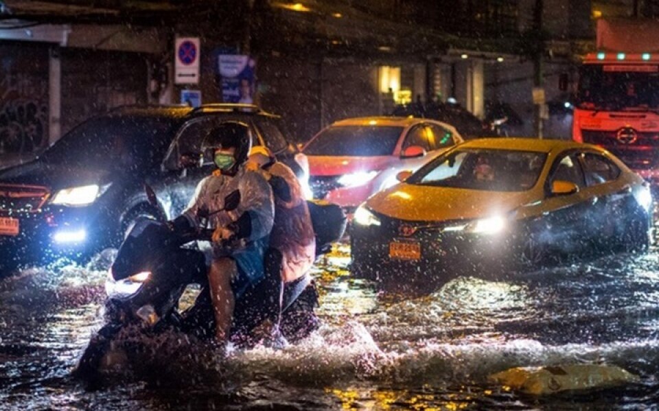 Monsun es wird vor schweren regenfaellen und sturzfluten gewarnt