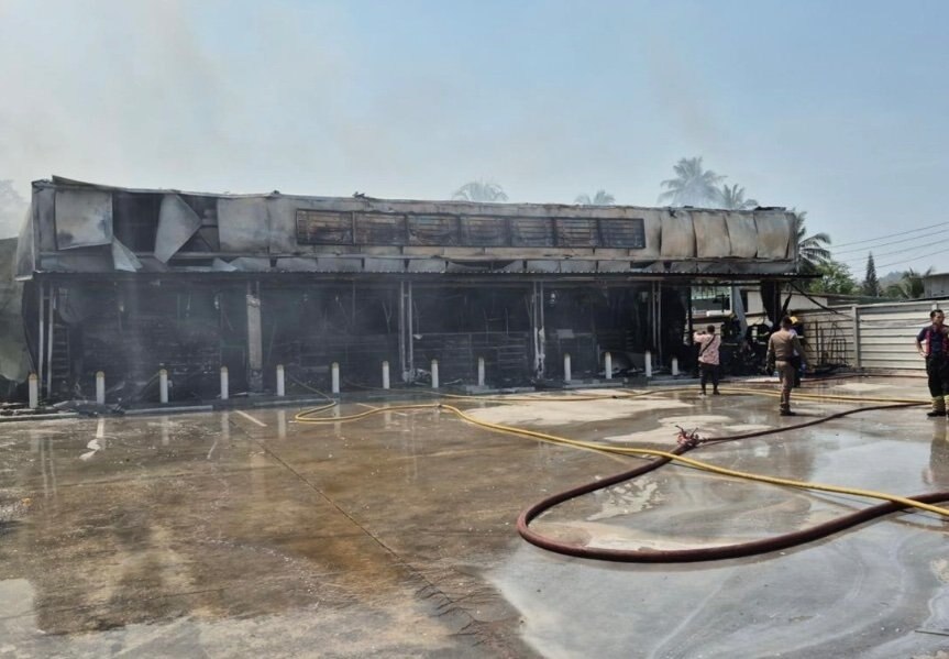 Großbrand vernichtet 7-Eleven in Sriracha: Kunden und Mitarbeiter fliehen in Panik - Video