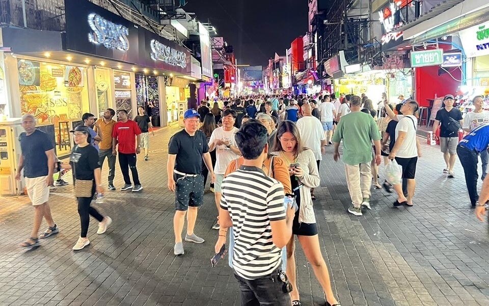 3 milliarden baht kosten keine baumelnden kabel mehr in der pattaya walking street fotos