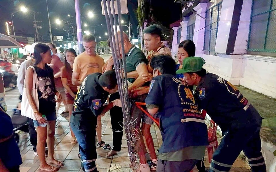 Auslaender stolpert hand von drahtseil in pattaya aufgespiesst