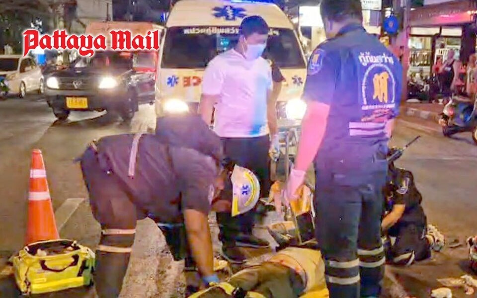 Auslaendischer tourist beim ueberqueren der pattaya 2nd road von grossem motorrad angefahren