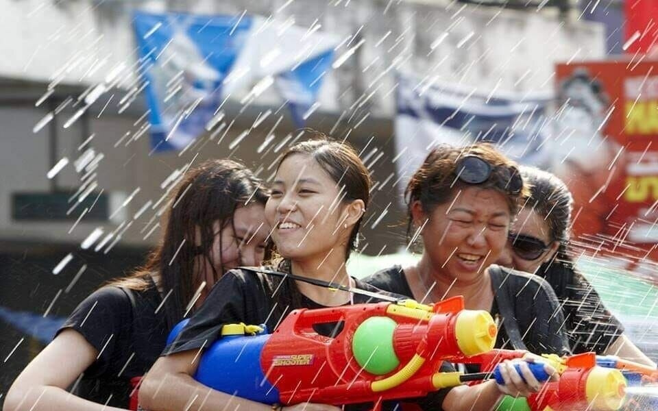 Besorgnis ueber die verkehrssicherheit steigt da der reiseverkehr ins landesinnere wegen songkran