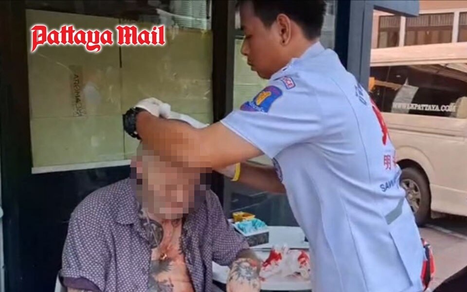 Brutaler strassenuebergriff in pattaya thailaendischer autofahrer schlaegt britischen touristen ins