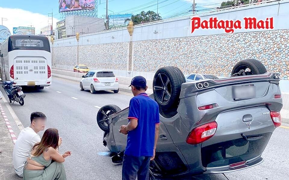 Buskollision schleudert auto am tunneleingang von pattaya auf das dach