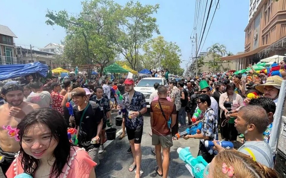 Chiang mai feiert songkran bei sengenden temperaturen von bis zu 40 grad celsius