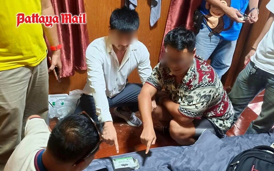 Chinesische staatsangehoerige in pattaya wegen schusswaffen und illegaler einreise verhaftet