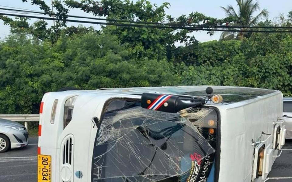 Chinesische touristen bei busunfall auf dem weg zur anlegestelle der insel similan in phuket