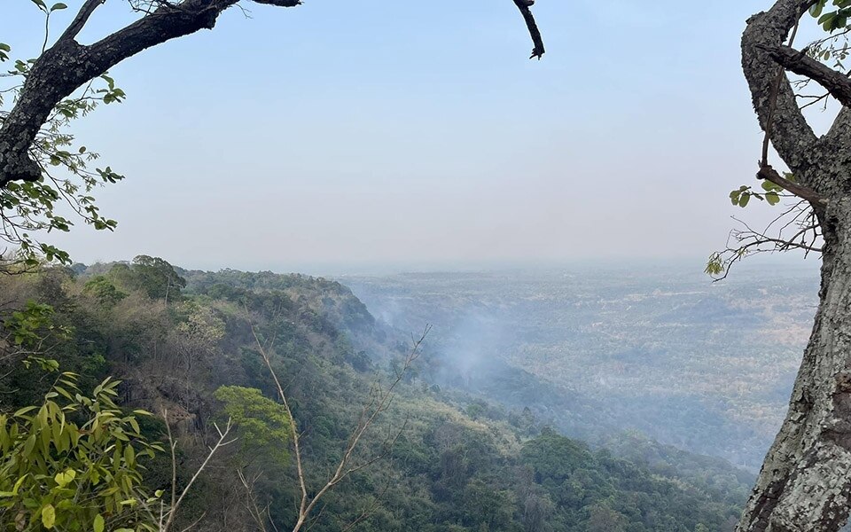 Der khao phra viharn nationalpark in sisaket bleibt wegen eines waldbrandes geschlossen