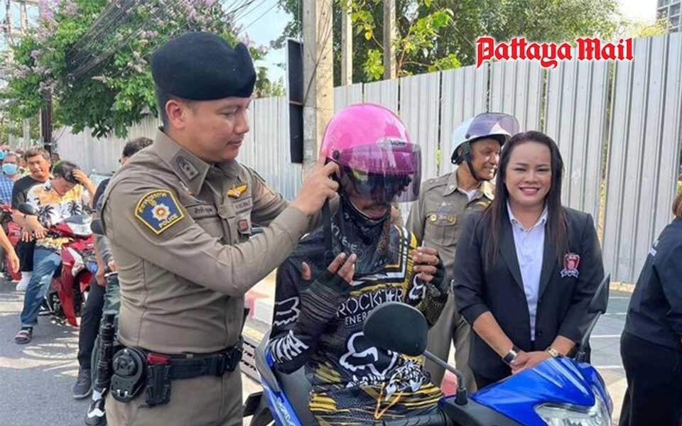 Die polizei von pattaya verteilt vor dem songkran festival sicherheitshelme