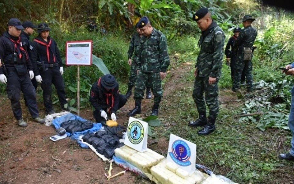 Drogenschmuggler liefern sich schusswechsel mit soldaten und fliehen in chiang mai