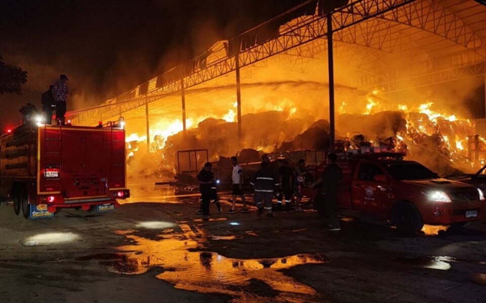 Feuer in papierfabrik in pathum thani ausgebrochen