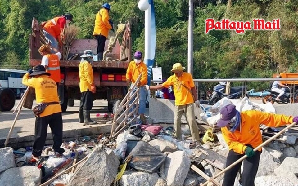 Fischerboote werden in ausgewiesene bereiche entlang der kueste von pattaya verlegt