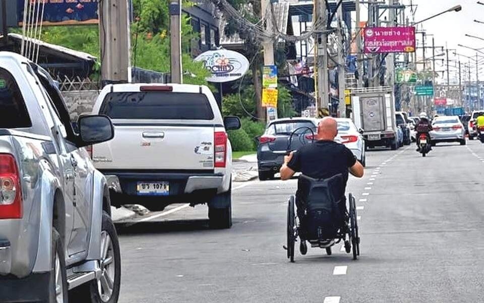 Fusswege am strand von pattaya werden barrierefrei umgestaltet