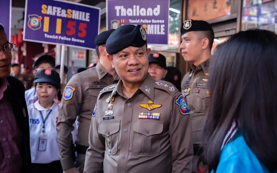 Gewalttaetige zusammenstoesse in bangkok polizei ruft tuk tuk und bolt fahrer zur zusammenarbeit auf