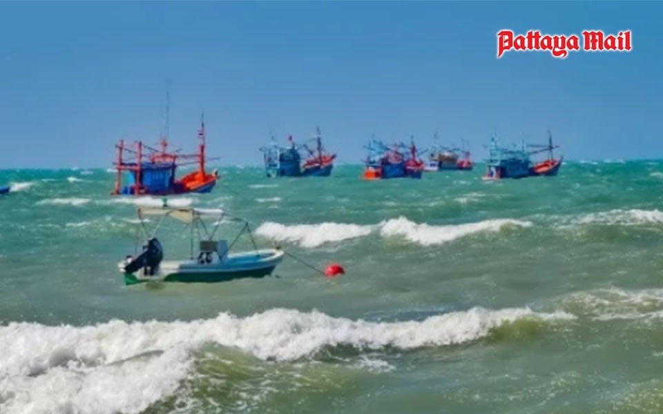 Hohe wellen und starker wind verderben die urlaubsstimmung am bang saray beach