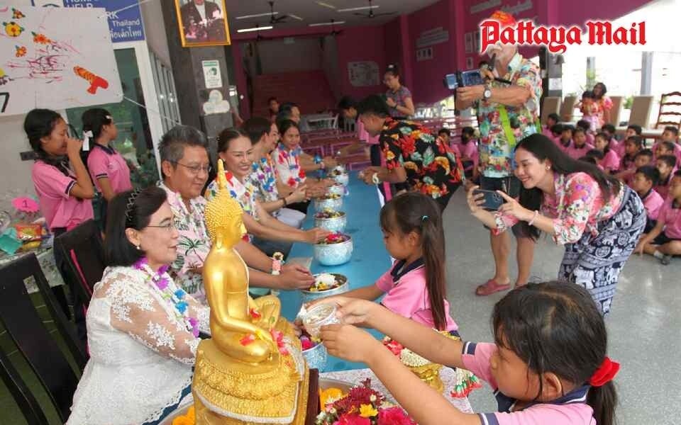 Junge leute feiern songkran fest im asean education center pattaya mail