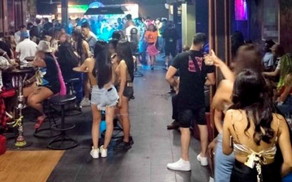 Lautes nachtleben in pattaya zur freude aller internationalen besucher anhaltende bedenken und