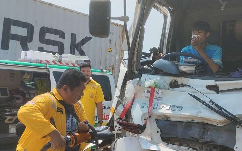 Lkw fahrer nach schwerer kollision in laem chabang gerettet