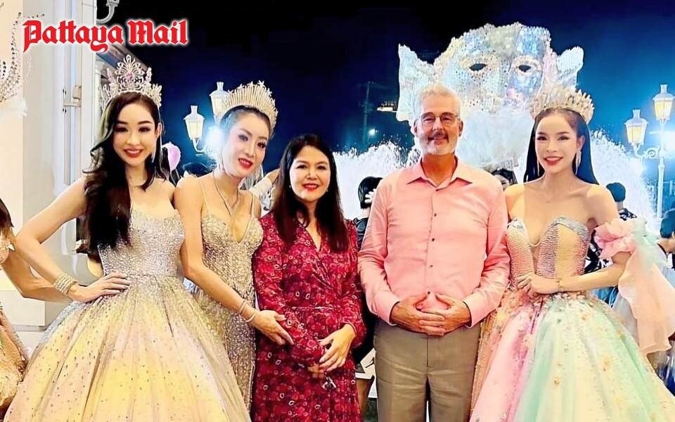 Magischer moment der diplomatie schweizer und schwedische botschafter bei tiffanys show pattaya