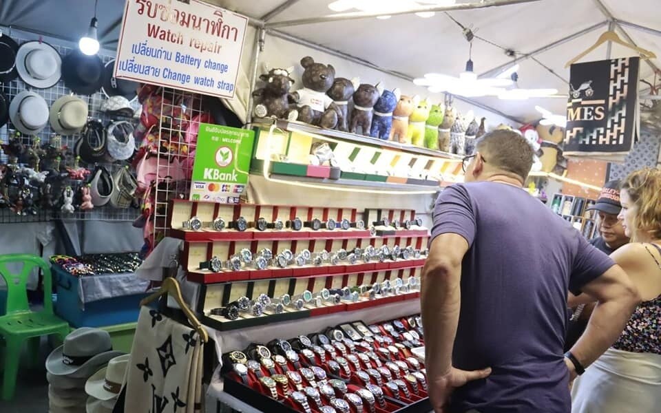 Markthaendler in hua hin vor dem verkauf gefaelschter waren und der fehlenden preisauszeichnung