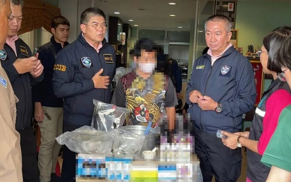 Online verkaeufer einer neuen art illegaler droge lean in bangkok verhaftet