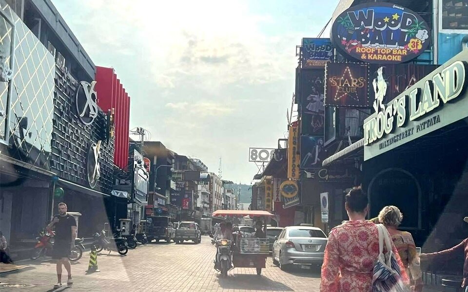 Parkchaos auf der pattaya walking street loest ruf nach ordnung aus