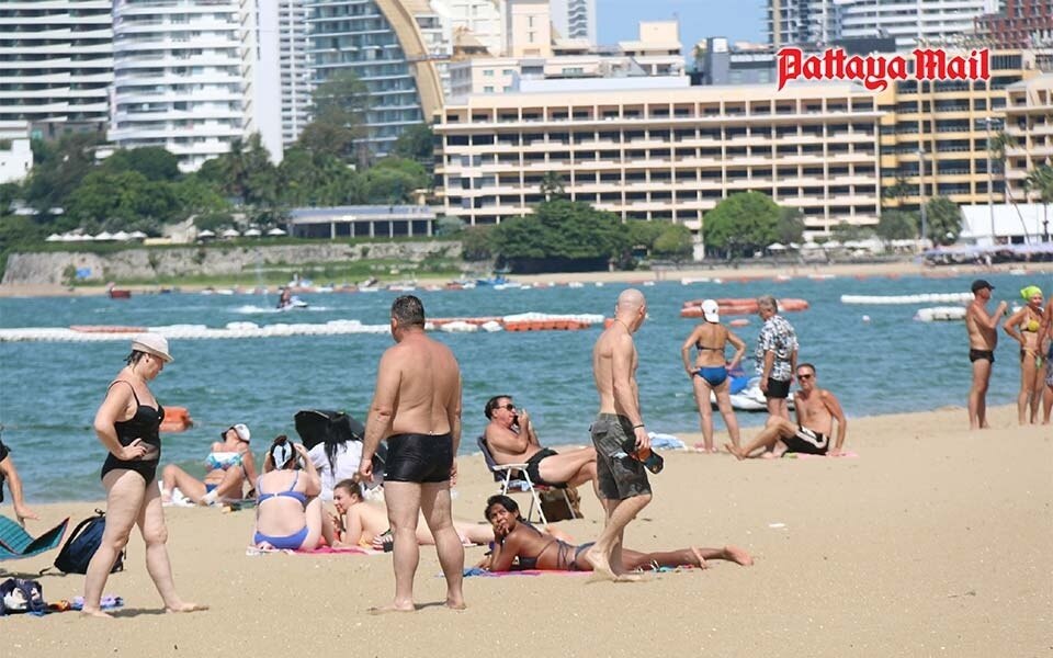 Pattaya Beach: Hochsaison bringt glanzvollen Tourismustrubel in Thailands Küstenparadies