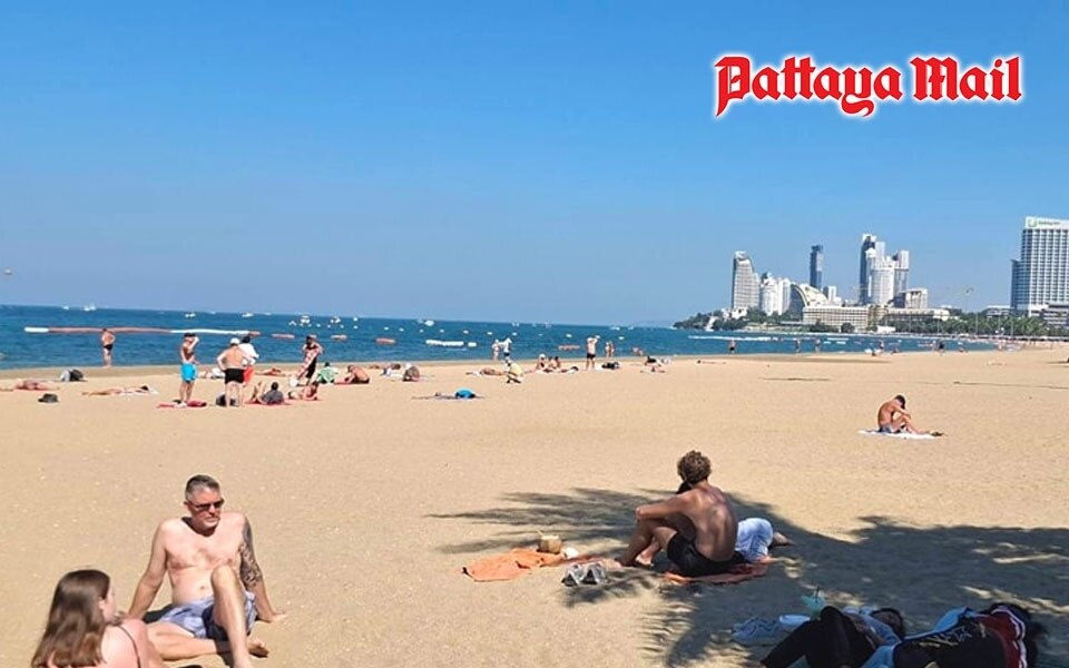 Pattaya beach wird waehrend der hochsaison von touristen ueberrannt herausforderungen fuer die