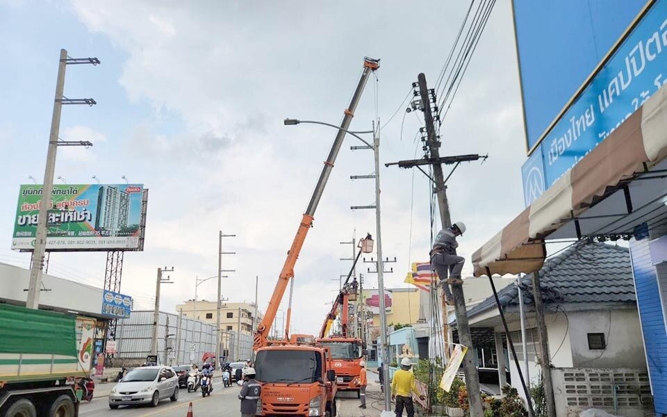 Pattaya entfernt strommasten auf dem weg zur drahtlosen stadt