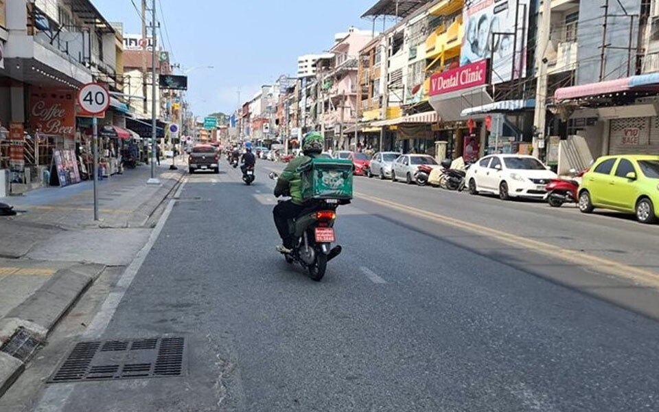 Pattaya in gefahr unachtsame lieferfahrer gefaehrden fussgaenger und autofahrer