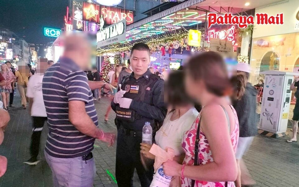 Pattaya-Peacekeeper helfen bewusstlosen Touristen auf der Walking Street