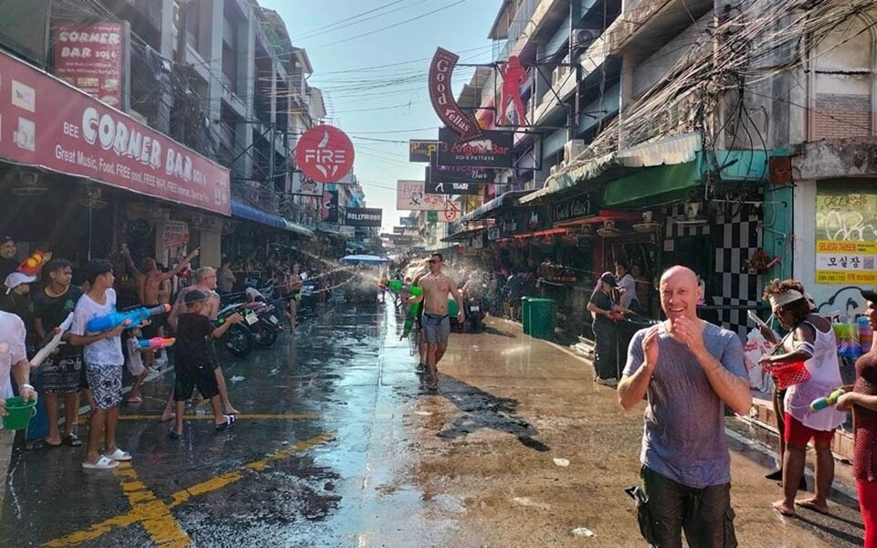 Pattaya spuert intensive hitze inmitten des songkran spasses