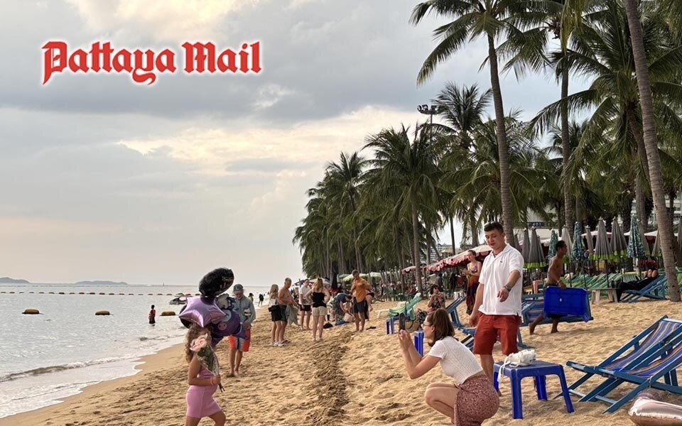 Pattayas tourismus jomtien beach zieht besucher mit magischen sonnenuntergaengen an