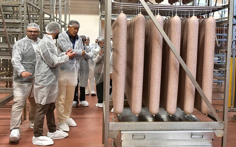 Pm besucht fuehrenden italienischen hersteller von wurstwaren in parma