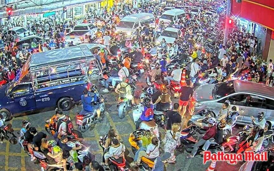 Polizei von pattaya beeindruckt mit verkehrsmanagement waehrend des feuerwerksfestivals