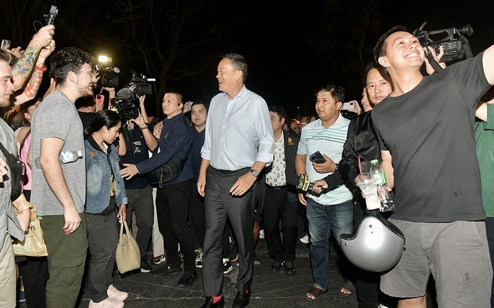 Premierminister begruesst auslaendische touristen auf dem chang puak street food market in chiang