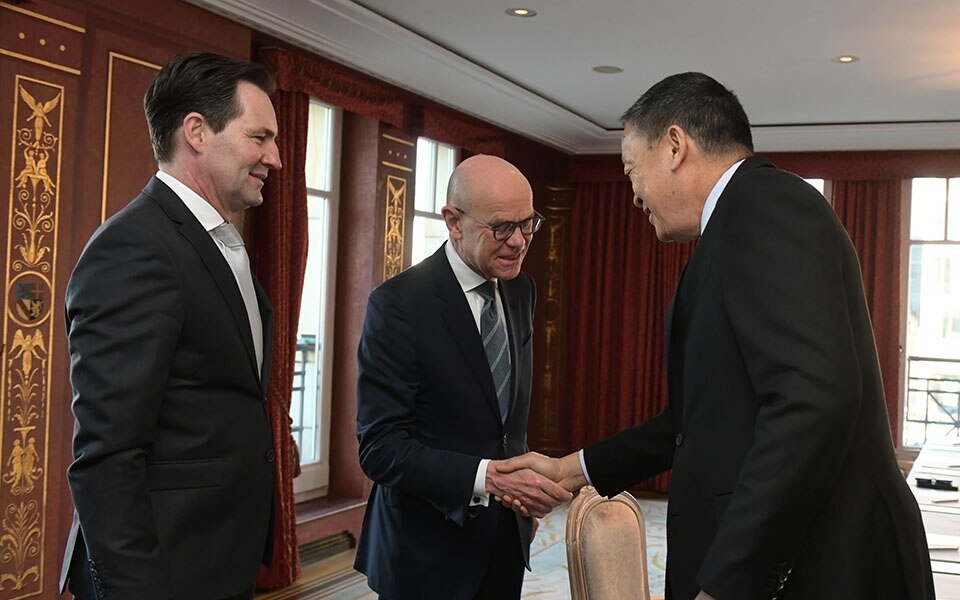 Premierminister laedt volkswagen zu investitionen in thailand ein