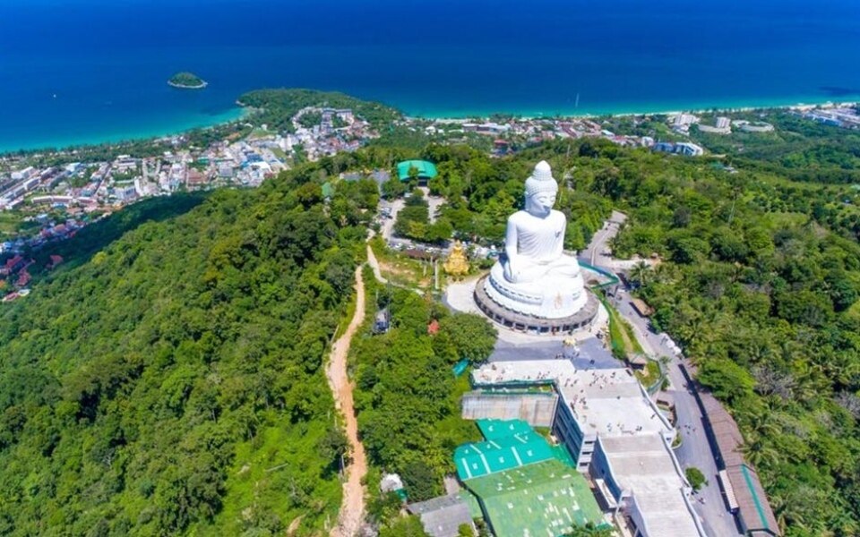 Schnellstrasse die patong beach mit dem flughafen phuket und dem tiefseehafen verbindet gehoert zu