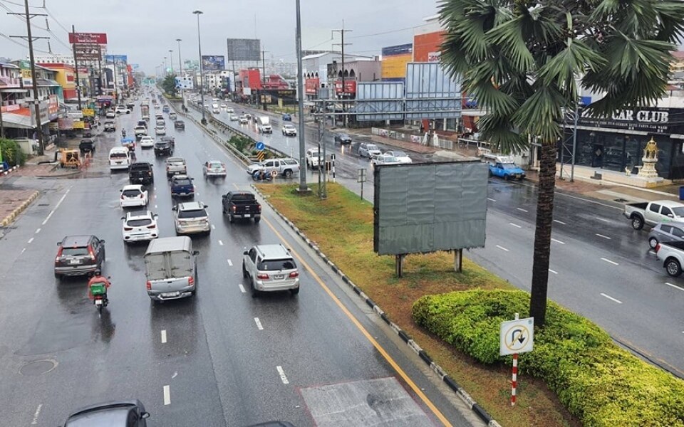 Schwere regenfaelle und starke winde bleiben pattaya