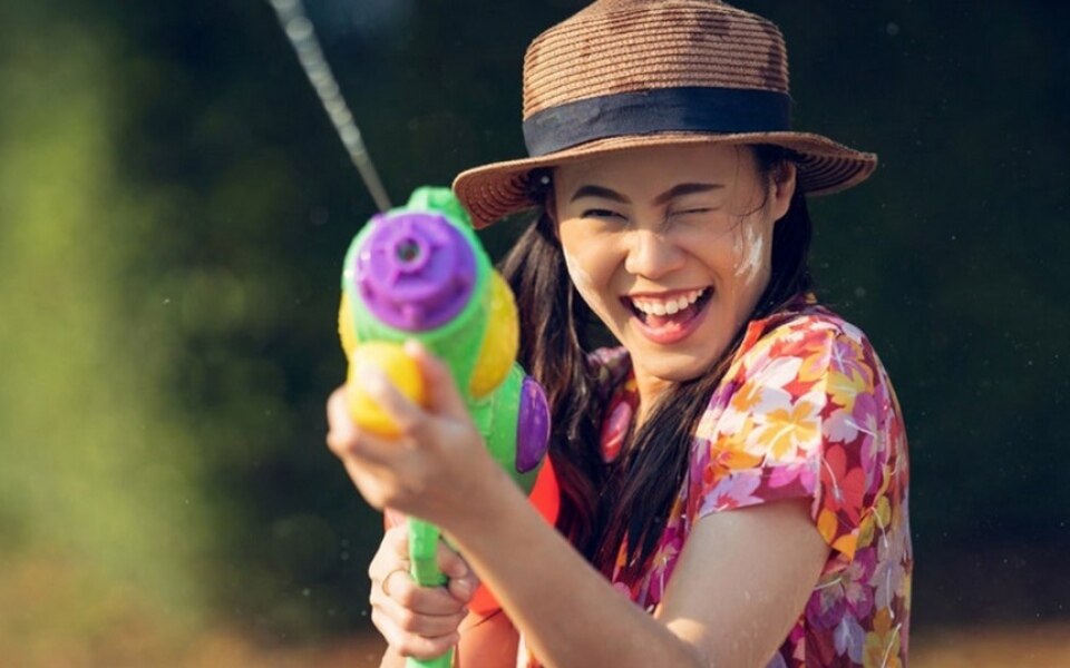 Songkran festival steigert den verkauf von blumenhemden und wasserpistolen in ganz thailand