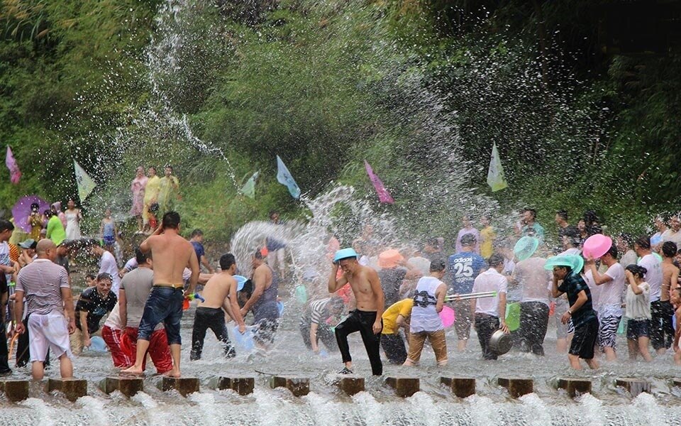 Songkran-Festivals im heißesten Monat des Jahres