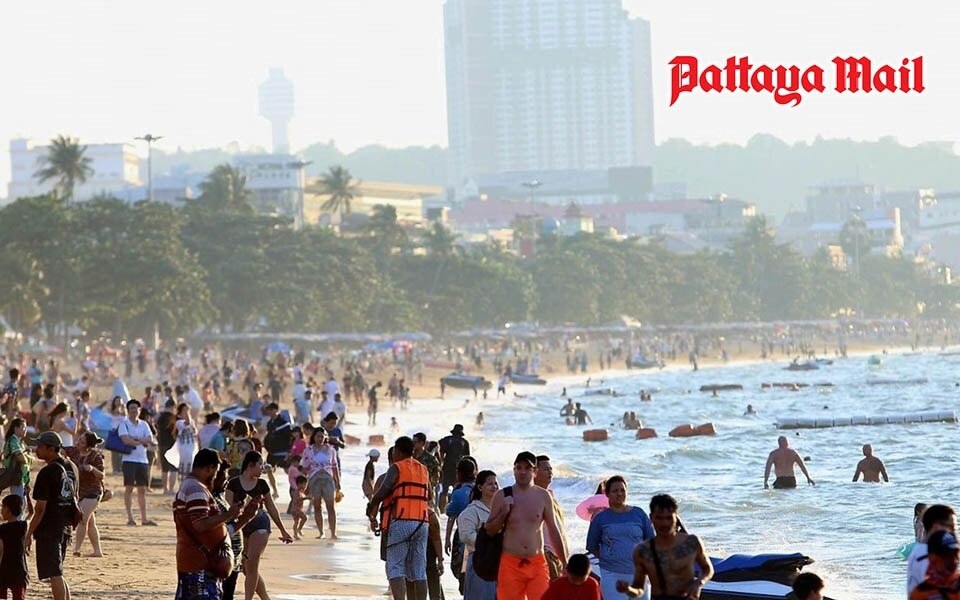 Straende und strassen von pattaya zum jahreswechsel von menschenmengen ueberfuellt