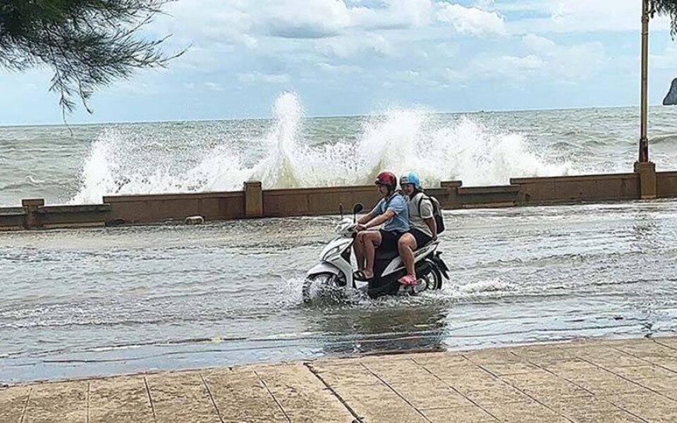 Straende von hua hin und cha am werden durch starke kalte winde und hohe wellen stark