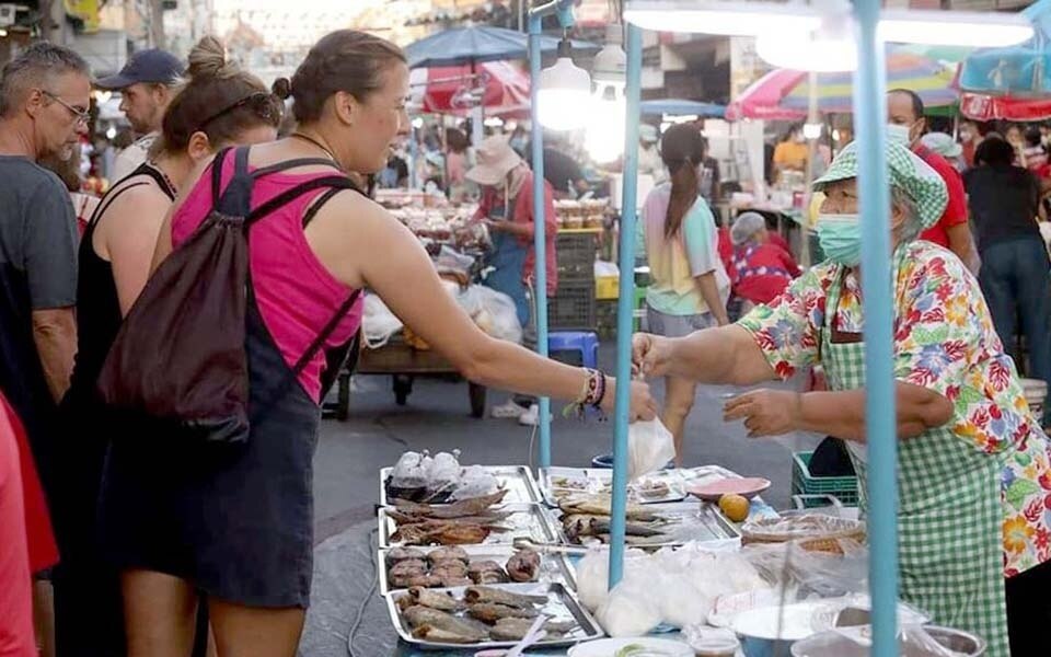 Thailand verzeichnet steigende ausgaben der touristen fuer street food und hotels